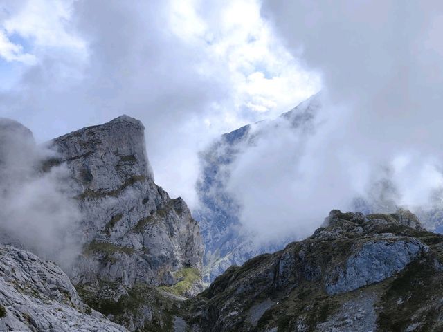 Hike to Vega de Ario Refuge: A Scenic Adventure in the Picos de Europa 🥾🏞️