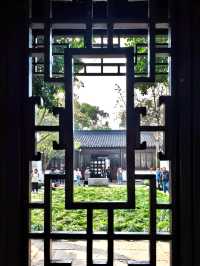 玉蘭映雙塔，春色落滿園。