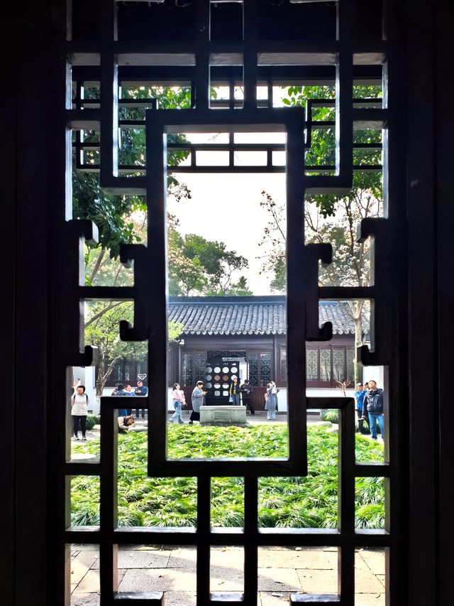 玉蘭映雙塔，春色落滿園。
