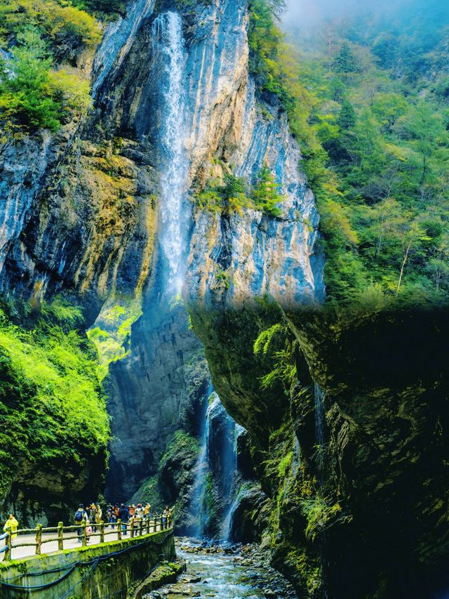 探秘「甘肅小九寨」的山水奇境