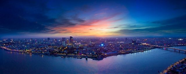 金邊天際線：歷史與夢想交織的城市畫卷