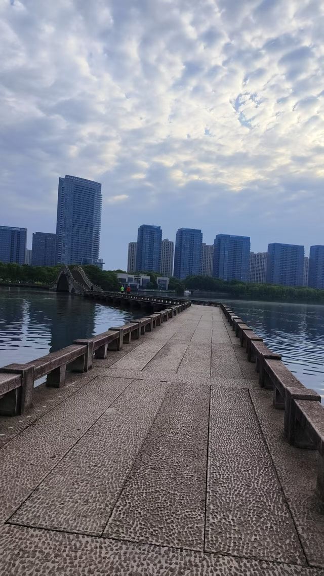拂曉瓜渚湖，一筆江南韻