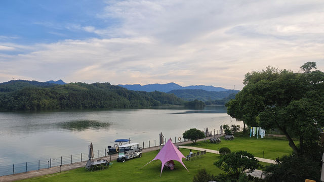 住進山水畫卷中，感受愛樹慈湖書院的療癒時光