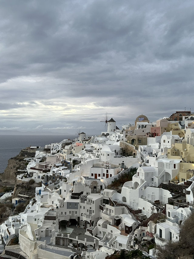 🌅 聖託里尼的天際旅程：在藍白交織的奢華假期裡放空