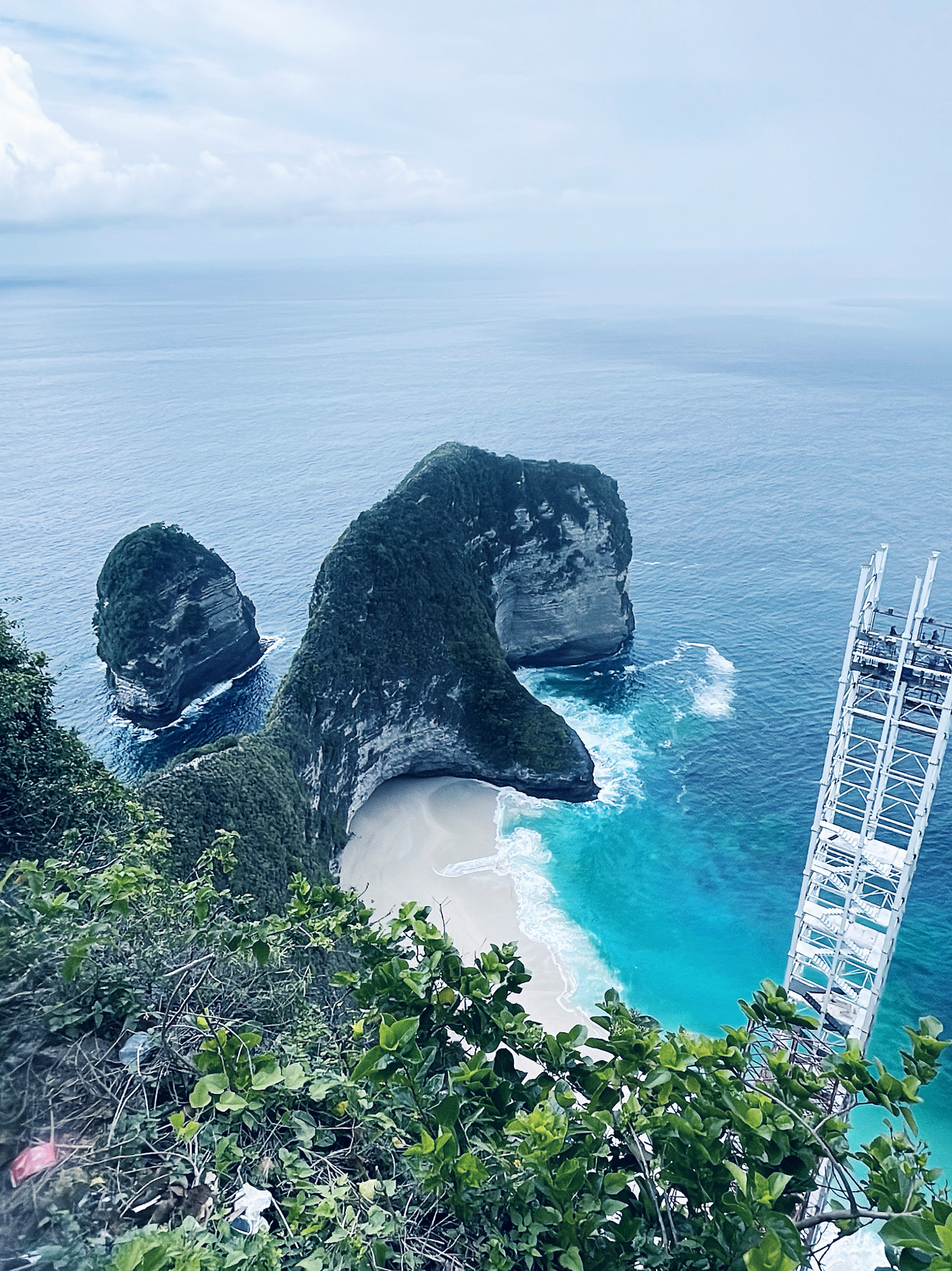 🌴 Selami Surga di Nusa Penida: Perairan Biru Kehijauan, Pemandangan Tak Terlupakan, Petualangan Epik! 🌊✨

Awali hari Anda dengan naik speedboat saat matahari terbit menuju Nusa Penida (Nusa Penida, Kabupaten Klungkung, Bali, Indonesia—buka sepanjang hari, tiket masuk 34.0), tempat alam yang masih asli dan garis pantai yang dramatis menanti. Aktivitas pertama yang wajib Anda lakukan: snorkeling di Teluk Manta. Meluncurlah di atas taman karang yang semarak saat pari manta yang megah berenang di bawahnya—tips: Datanglah pagi-pagi sekali untuk menikmati laut yang tenang dan lebih sedikit kapal. Jangan lupa kamera bawah air Anda untuk mengambil foto pari manta yang layak diabadikan di Instagram!

Selanjutnya, berlayarlah ke Broken Beach. Lengkungan alami dan laguna biru kehijauan menjadikannya tempat berfoto terbaik; abadikan momen dengan lengkungan yang dibingkai tebing terjal untuk foto ikonis yang layak dibagikan. Susuri jalur tebing untuk menikmati panorama laut—hati-hati saat melangkah di tanah yang tidak rata! Kiat perjalanan: Kenakan sepatu yang kokoh, bukan sandal jepit, karena jalurnya berbatu dan akses ke titik pandang bisa licin.

Untuk sudut pandang yang lebih luas, naiklah sedikit ke jalur di sebelah kanan untuk mendapatkan sudut Instagram terbaik—pepohonan secara alami membingkai laguna biru. Berhentilah sejenak untuk menikmati kelapa segar di warung terdekat dan nikmati pemandangannya.

Tips penting: Bawalah tabir surya yang aman untuk terumbu karang (mataharinya sangat terik!), uang tunai untuk camilan lokal, dan patuhi peraturan setempat—tetaplah di balik pembatas keamanan, terutama di dekat tebing. Medannya berbukit, jadi bawalah barang bawaan yang ringan dan jagalah hidrasi tubuh.

Peringatan: Laut bisa menjadi ganas, jadi pastikan cuaca sebelum perjalanan Anda, dan minumlah obat anti mabuk jika Anda sensitif. Lokasi-lokasi populer memang terpencil; siapkan kontak darurat dan hindari berenang di luar zona yang ditentukan.

#NusaPenida #BaliAdventure #Snorkeling #OutdoorNature #HiddenParadise