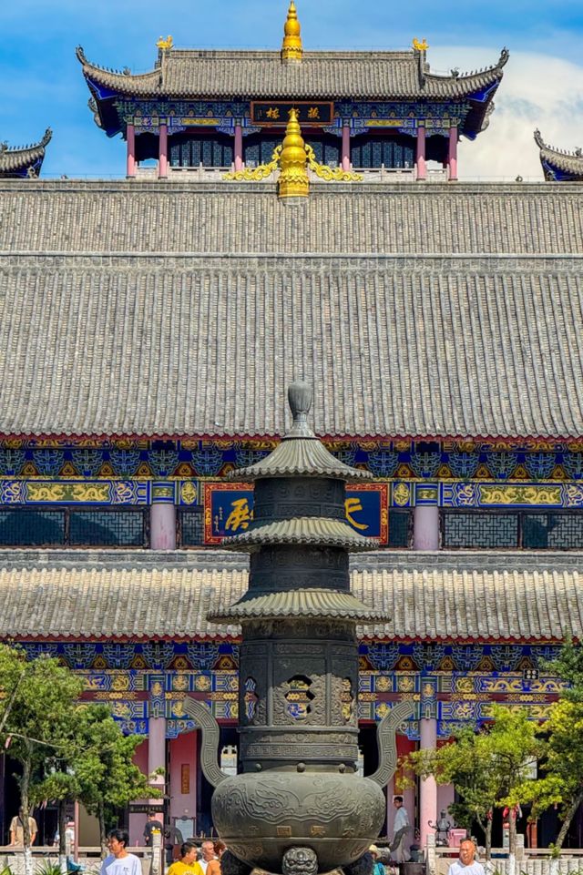 貴陽大興國寺 | 願神佛偏愛，一切從歡！ 大興國寺，一座隱藏在都市繁華背後的古剎，是尋找心靈寧
