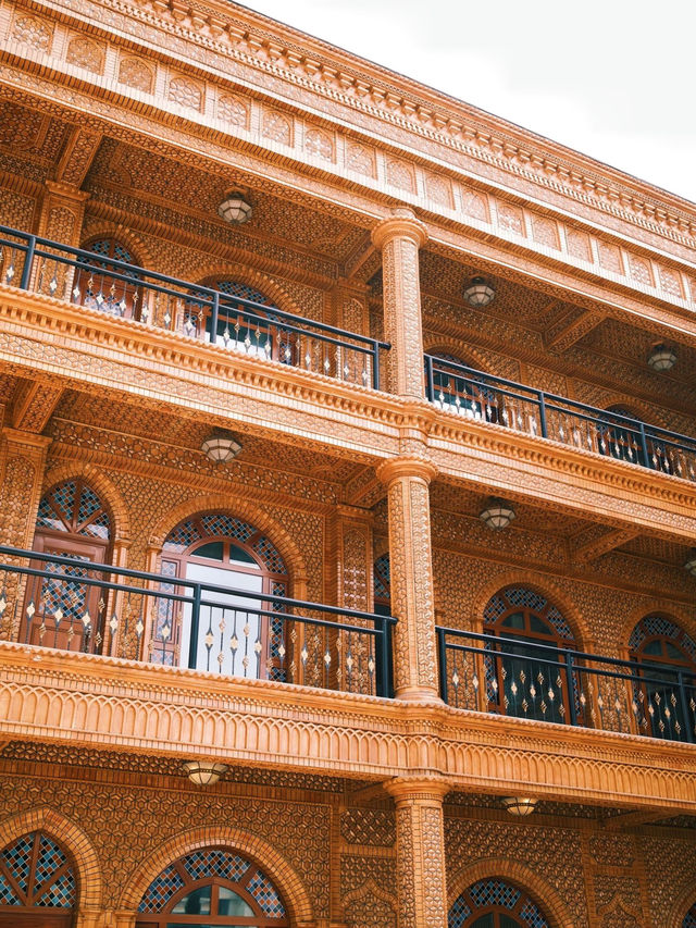 金與白交織好似異域世界 金與白交織好似異域世界