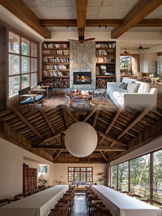 The view outside the window is a vast foreground! An artistic secret garden through the forest