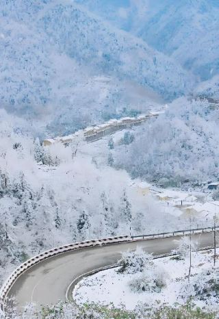 四川巴山大峽谷迎2025年第一場雪