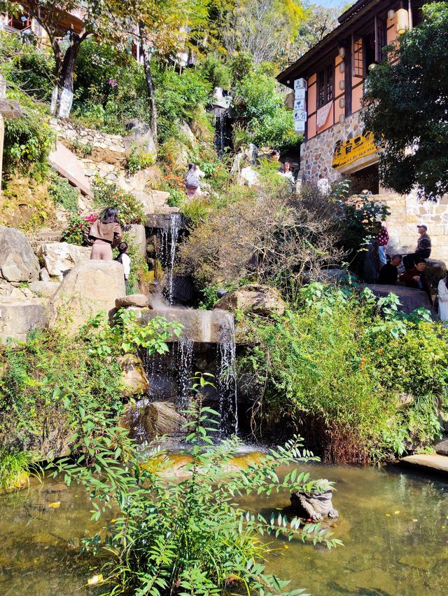 婺源篁嶺：曬出來的千年詩意 當金秋的陽光灑在篁嶺的黛瓦上，一幅流動的千年畫卷就此展開。婺源這座「中