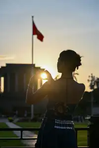 你問我什麼是自由？是煙火漫捲的河內