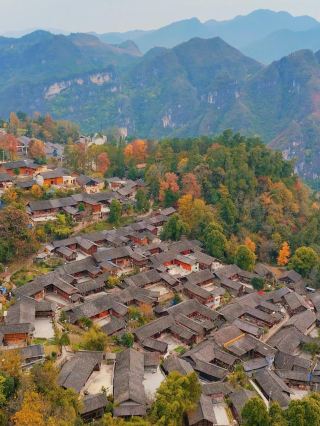 時光暫停處：石阡樓上古寨，一座活著的明清史詩 推開木窗，看見六百年時光緩緩流淌。 在貴州銅仁的青山環