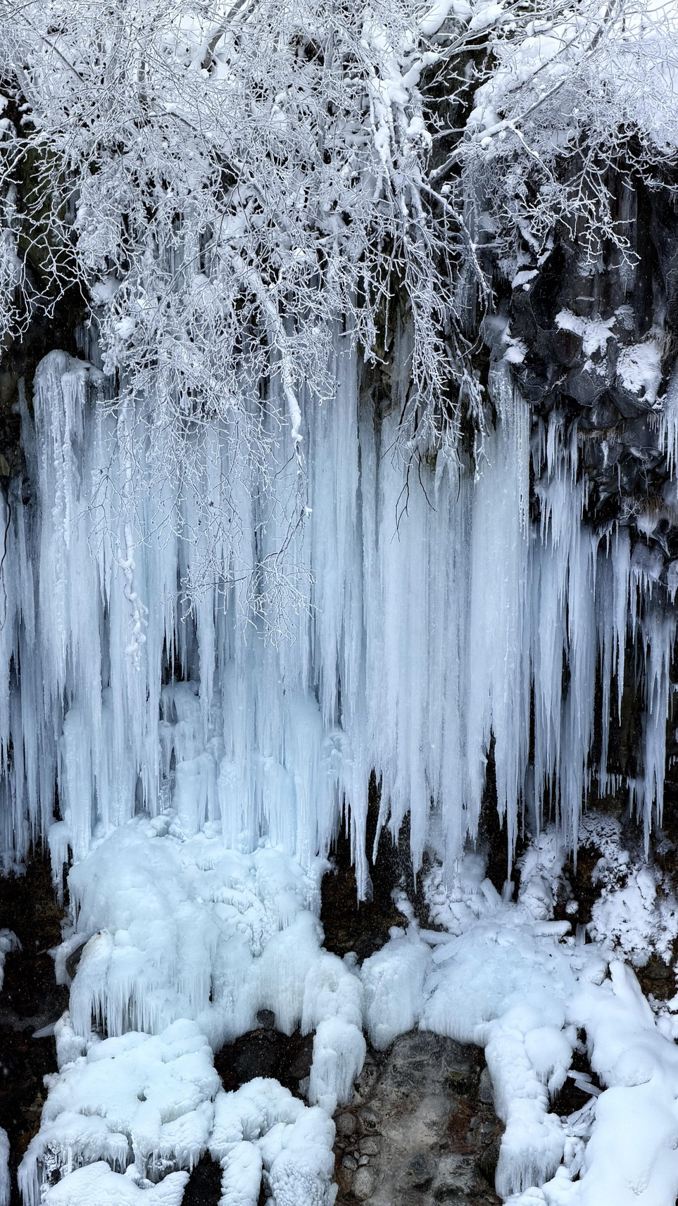 輕井澤白絲瀑布寧靜的冬季冰景❄️｜Trip.com 輕井澤町