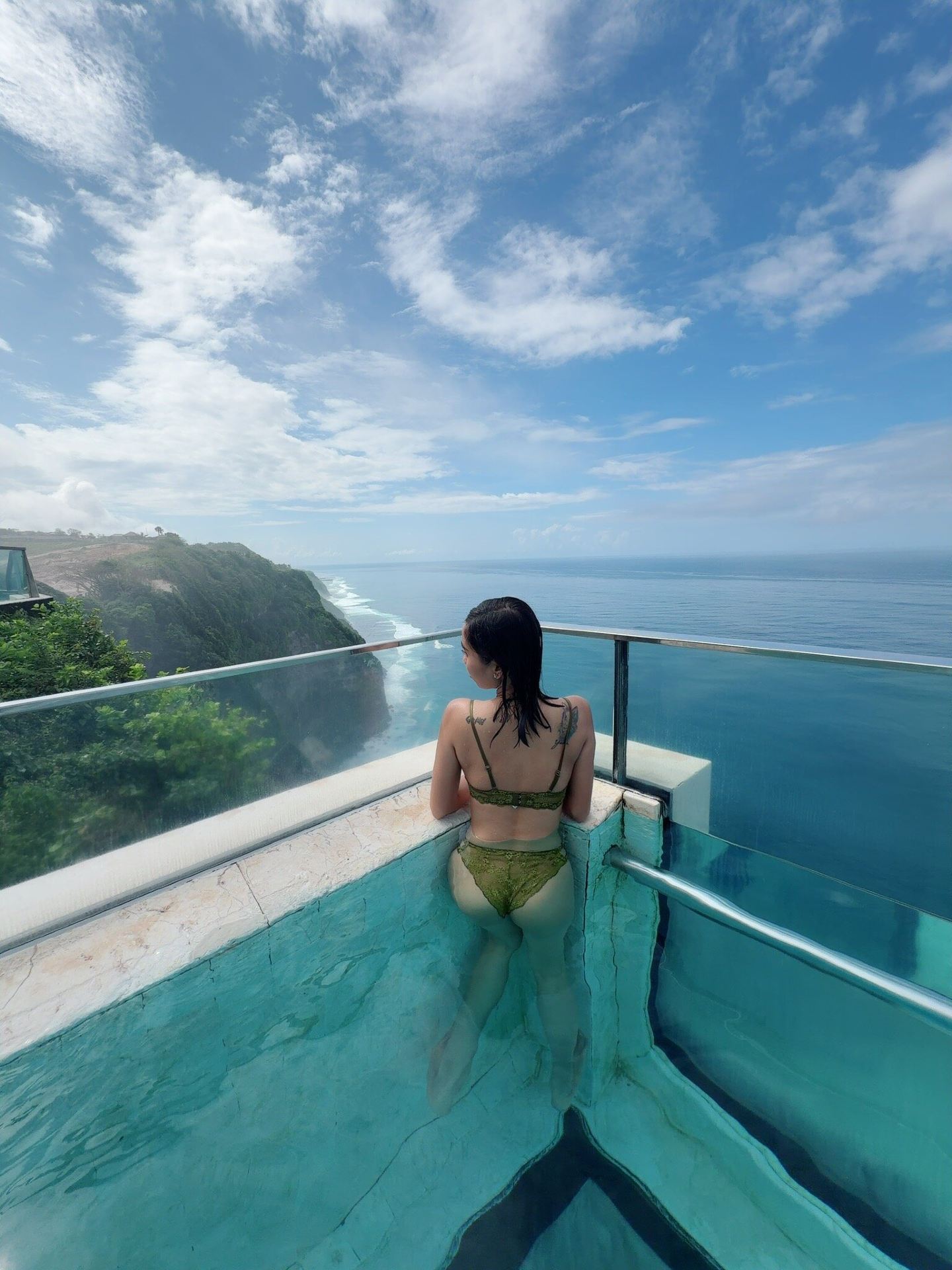 Pengalaman kami di The Edge Bali benar-benar sangat istimewa. Kami menginap di vila The Shore, yang tidak hanya luas tetapi juga memancarkan kemewahan serta desain yang memukau. Fasilitasnya sangat berkelas—kami sangat menikmati waktu bersantai di One-eighty Pool, mencoba bermain boling dan biliar, serta menikmati hidangan lezat di restoran mereka dan The Cave by Chef Ryan Clift. Terima kasih yang sebesar-besarnya kepada butler kami, Dodi, atas perhatian dan pelayanannya yang luar biasa, serta Tari dari tim restoran, yang dengan ramah menawarkan diri untuk mengambilkan foto kami berkali-kali—sebuah tindakan yang manis dan penuh perhatian. Keramahan dan pengalaman secara keseluruhan benar-benar melampaui ekspektasi kami. Kami sangat merekomendasikan The Edge Bali untuk liburan mewah yang tak terlupakan.