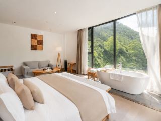 一晩を山の景色、温泉、そしてゆったりとした休息に。