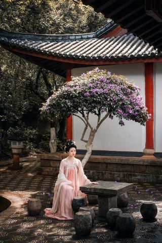 Wear Tang suits at Mu's Residence in Lijiang and capture photos of a lifetime!