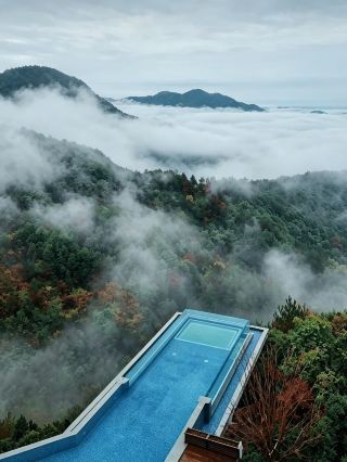 해발 600미터의 한적한 산속 휴양지! 절벽 위에 공중에 매달린 듯한 수영장에서 구름과 안개 소리를 들으며 잠들 수 있습니다.