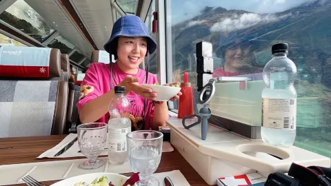 เที่ยวสวิตเซอร์แลนด์! ทานมื้อค่ำบนรถไฟพร้อมชมวิวภูเขาหิมะสุดอลังการ — traveler post in บริก