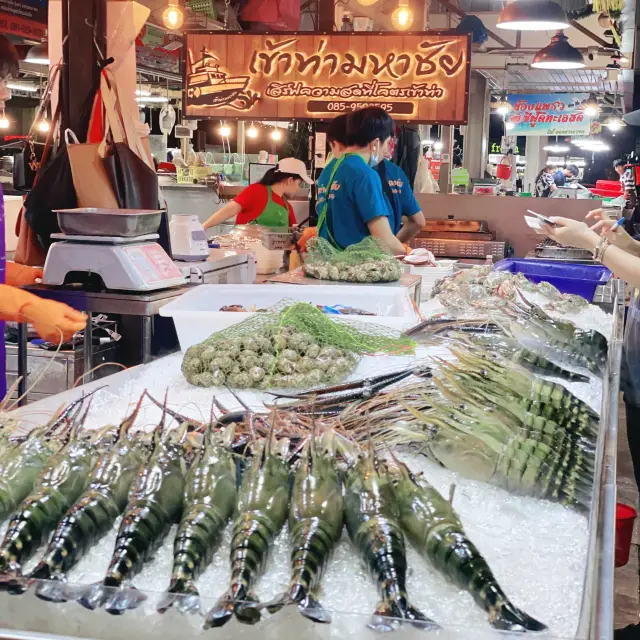 距離曼谷40分鐘車程 食盡最新鮮海鮮 吞武里市場