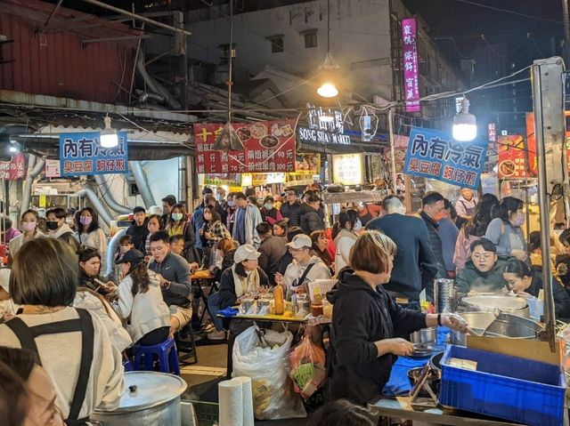 台北最有人氣既夜市😗人頭湧湧