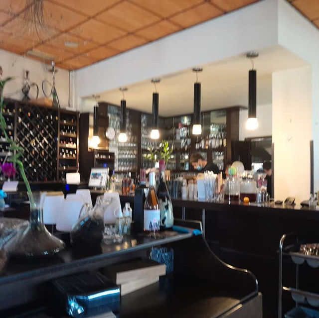 在奇峻的巨嶺山下的餐廳🍴嘆美味佳餚🍺