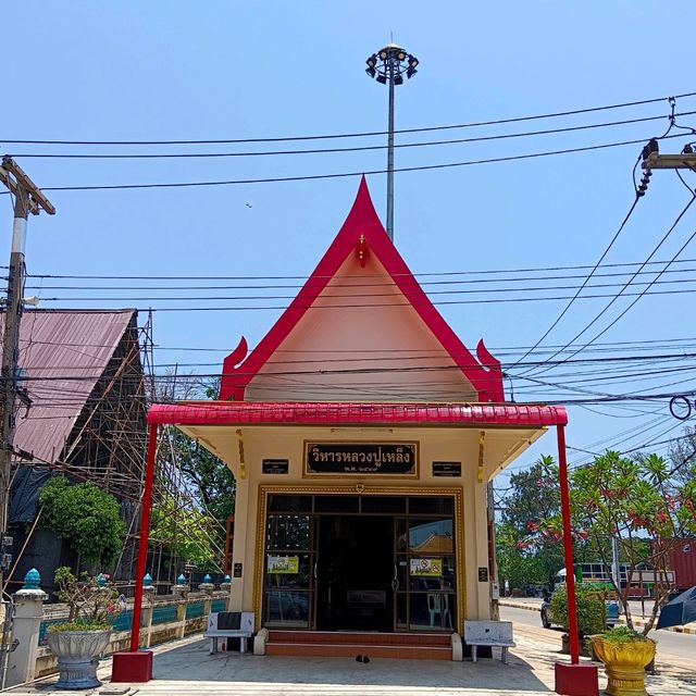 วัดแหลม วัดที่มีสถานีรถไฟ