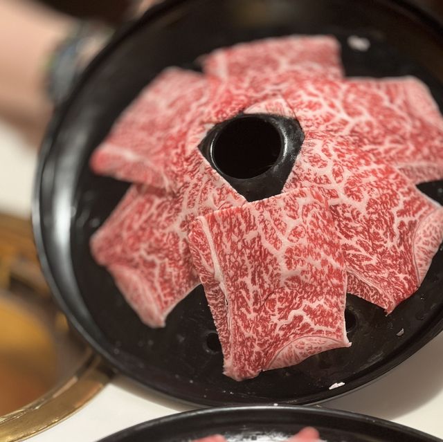📍香港西灣河｜梅吉涮涮鍋 · 可愛牛牛冰湯底🐮 海鮮和牛放題任你食😋