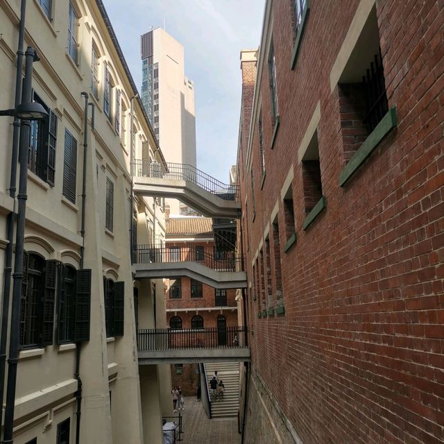 鬧市中集藝術/文化/歷史/美食於一身嘅舊監獄<大館>