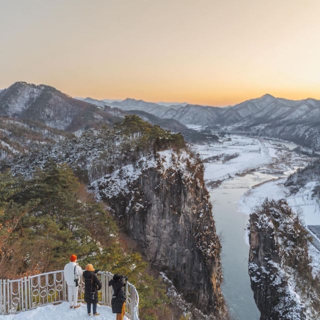 기암절벽 설경이 멋진 강원도 영월 선돌 