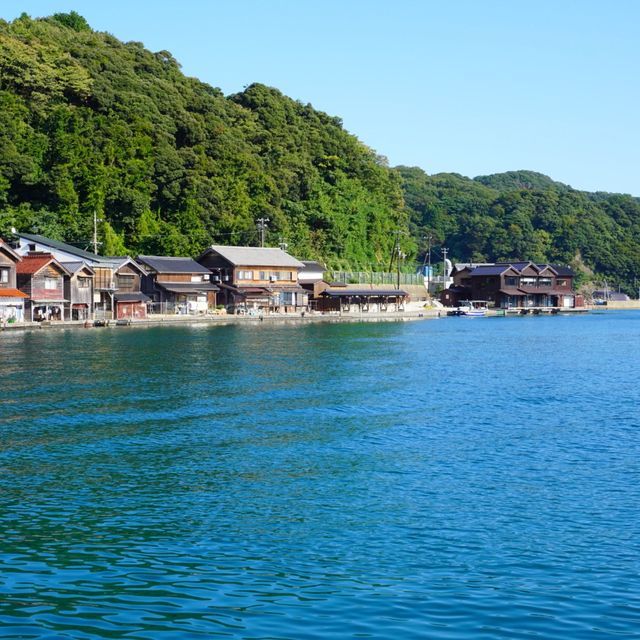 海がそばにあるカフェ