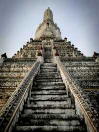 พระปรางค์วัดอรุณฯ สวยทั้งกลางวันและกลางคืน