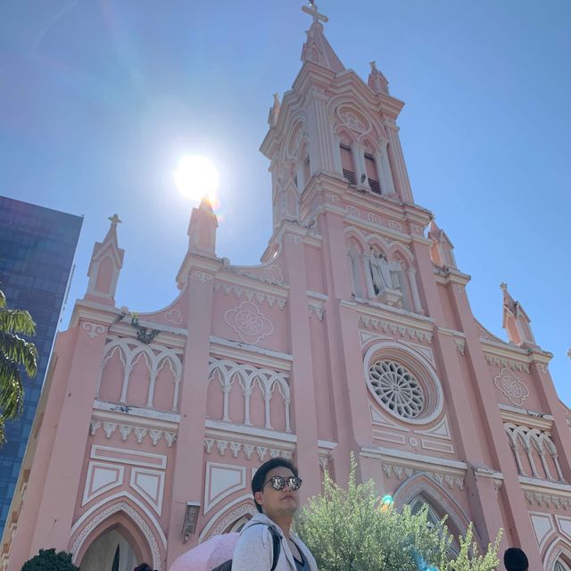 Danang Cathedral โบสถ์สีชมพู 