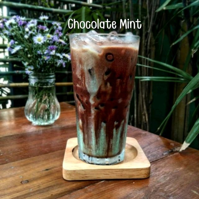 คาเฟ่ที่อบอวลด้วยสีเขียวของแม็กไม้