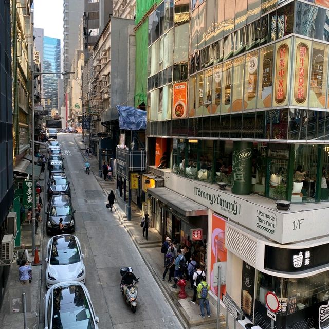 乘上開往春天的半山扶手電梯