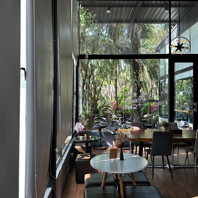 Made in BLUE cafe & bistro คาเฟ่สไตล์ธรรมชาติ