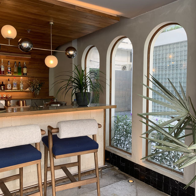 คาเฟ่ BRIX เปิดในโรงแรม Salil ริมแม่น้ำ