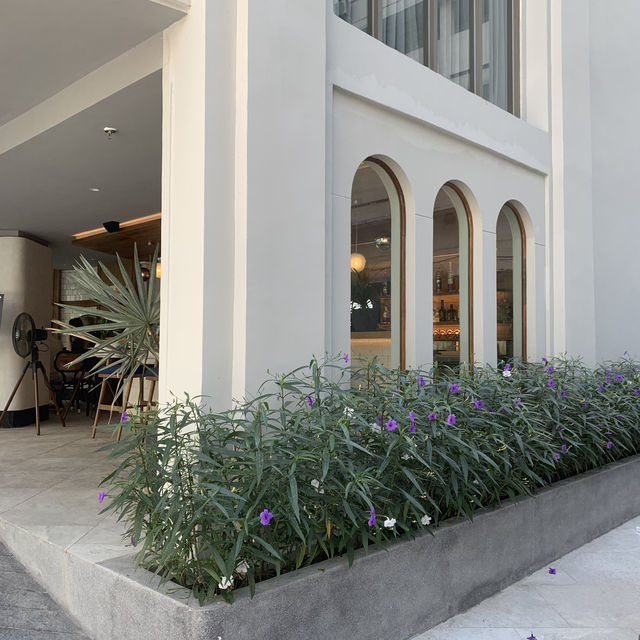 คาเฟ่ BRIX เปิดในโรงแรม Salil ริมแม่น้ำ