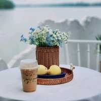 คาเฟ่ริมน้ำ