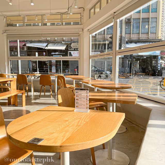 【香港大學站｜純白色Pet-friendly Cafe 想搵個地方做下嘢嘅可以考慮下呢度～】