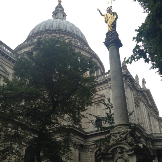 ロンドン観光　ピカデリー・サーカス付近　トラファルガー広場　ネルソン総督像とライオンの像　