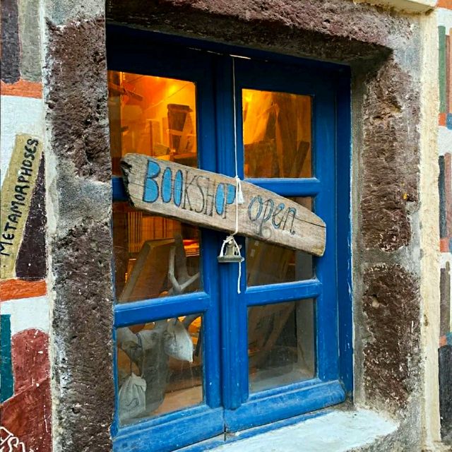 A GORGEOUS BOOKSTORE IN SANTORINI!