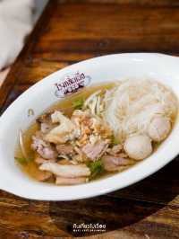 โรงกลั่นเนื้อ ร้านก๋วยเตี๋ยวเนื้อคิวยาวบนถนนทรงวาด