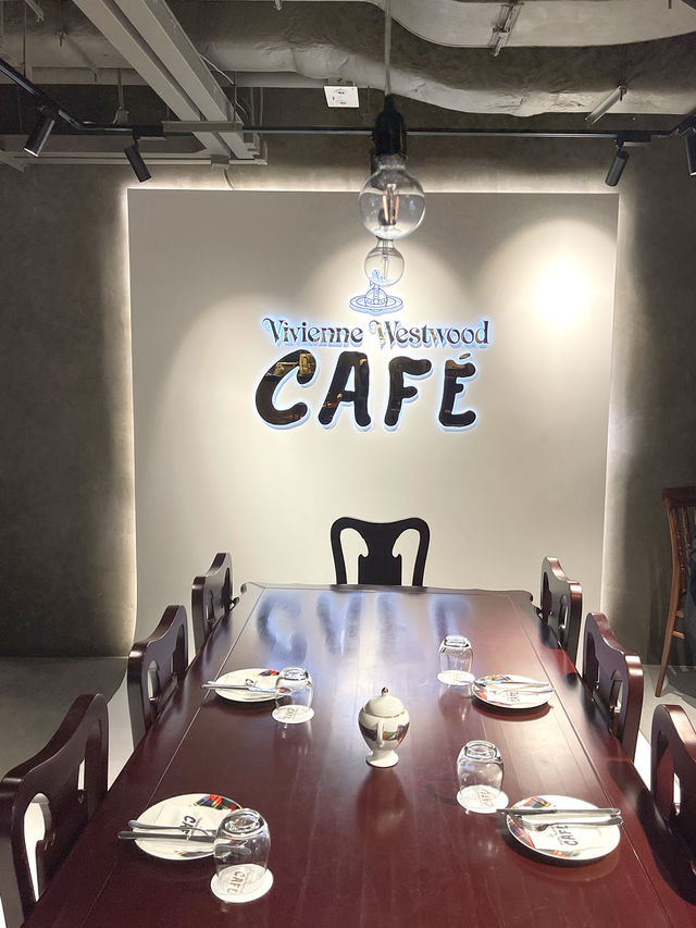 香港銅鑼灣復古英倫風打卡咖啡店-Vivienne Westwood Café
