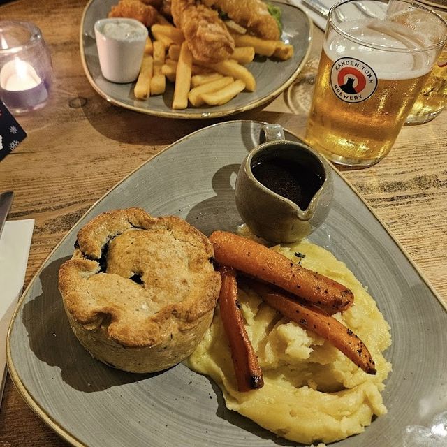 A cozy dinner at the pub 