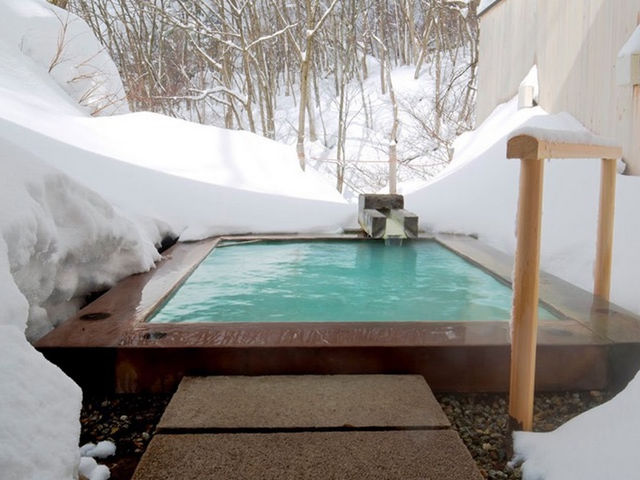 แช่ออนเซ็นกลางหิมะที่ Oohira Hotel, Yamakata