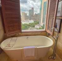 โรงแรมหรู กลางถนนวิทยุ Conrad Bangkok