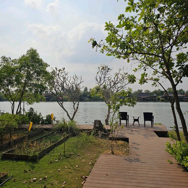 คาเฟ่ริมแม่น้ำแม่กลอง Somdul Agroforestry Home