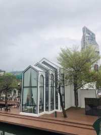 【深圳】大梅沙8號倉outlet：透明玻璃屋圖書館，適合閱讀和品嚐咖啡
