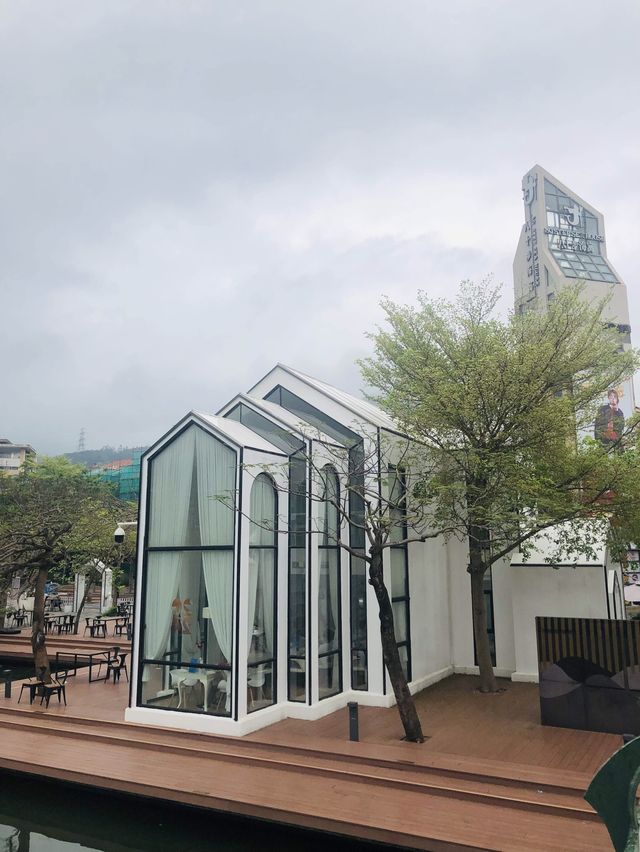 【深圳】大梅沙8號倉outlet：透明玻璃屋圖書館，適合閱讀和品嚐咖啡