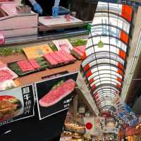 「大阪黑門市場」：新鮮海鮮、神戶和牛、壽司、烤魚，適合任何時間和場景